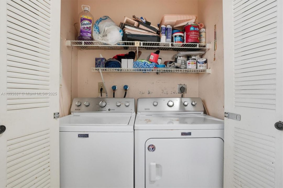 Active With Contract: $400,000 (2 beds, 2 baths, 1089 Square Feet)