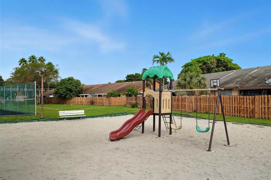 Active With Contract: $400,000 (2 beds, 2 baths, 1089 Square Feet)