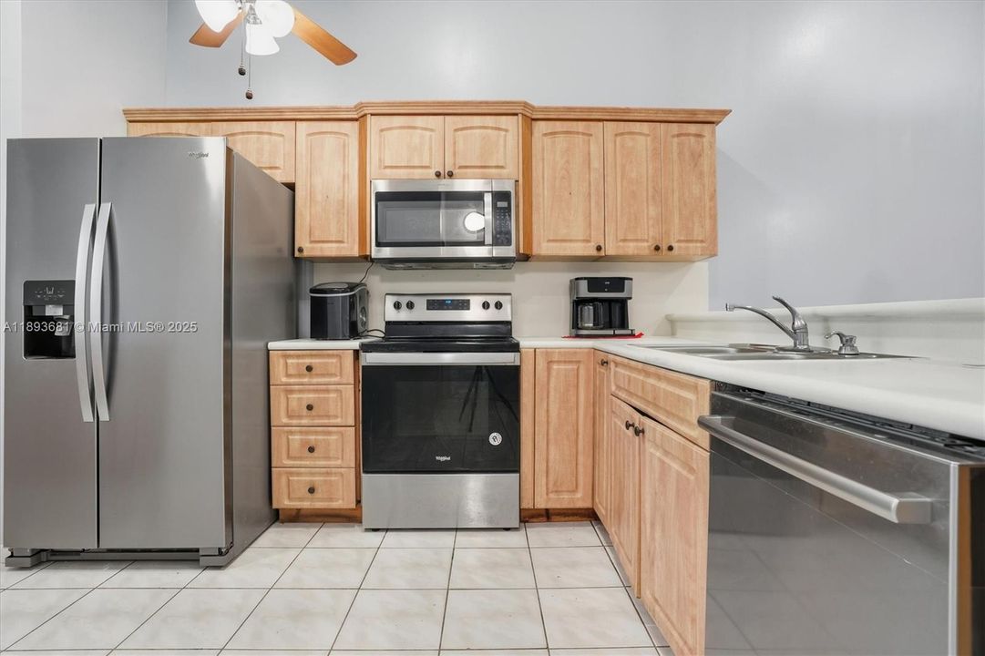 Active With Contract: $400,000 (2 beds, 2 baths, 1089 Square Feet)