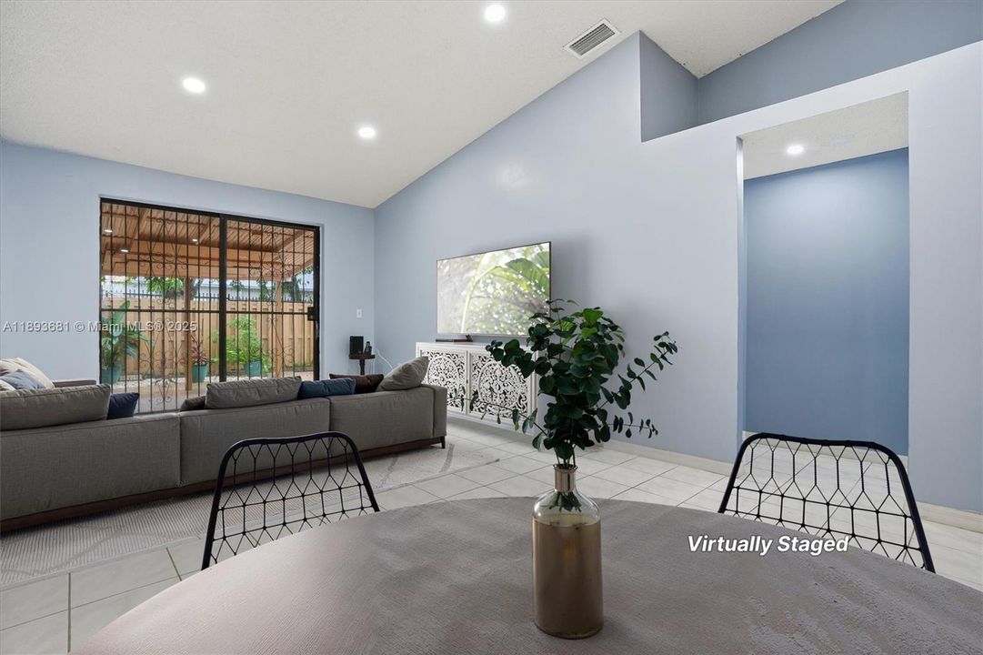 Active With Contract: $400,000 (2 beds, 2 baths, 1089 Square Feet)