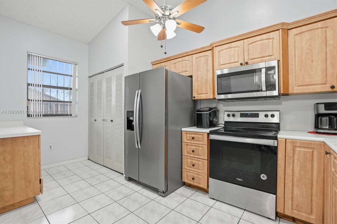 Active With Contract: $400,000 (2 beds, 2 baths, 1089 Square Feet)