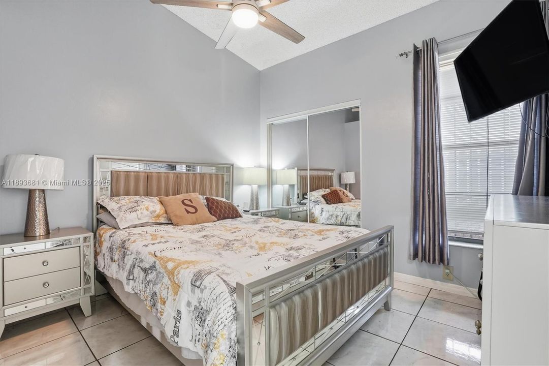 Active With Contract: $400,000 (2 beds, 2 baths, 1089 Square Feet)