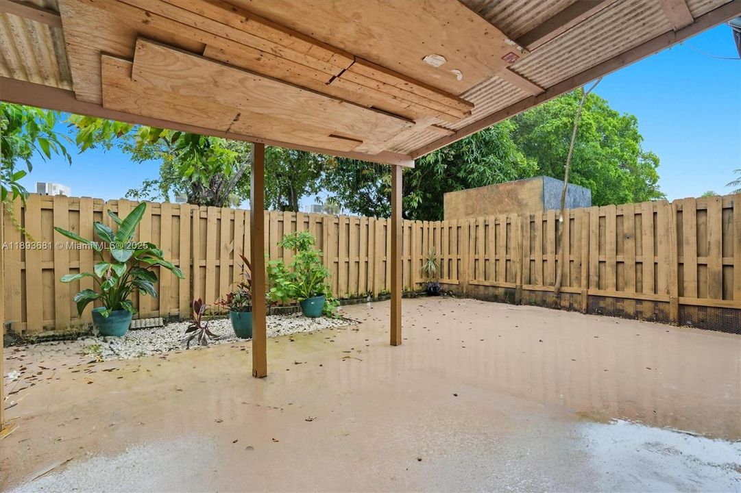 Active With Contract: $400,000 (2 beds, 2 baths, 1089 Square Feet)