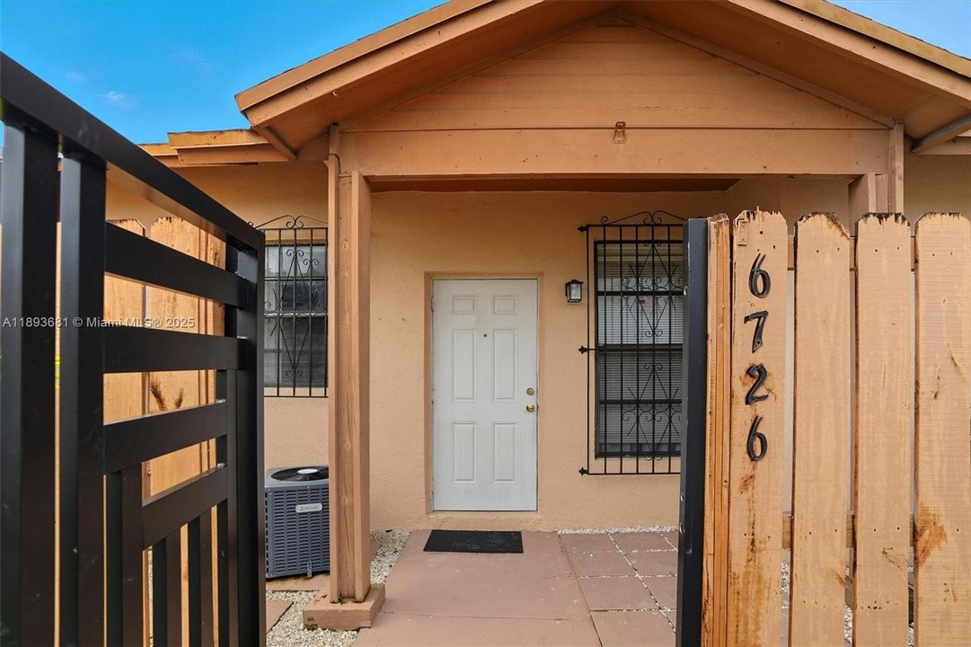 Active With Contract: $400,000 (2 beds, 2 baths, 1089 Square Feet)