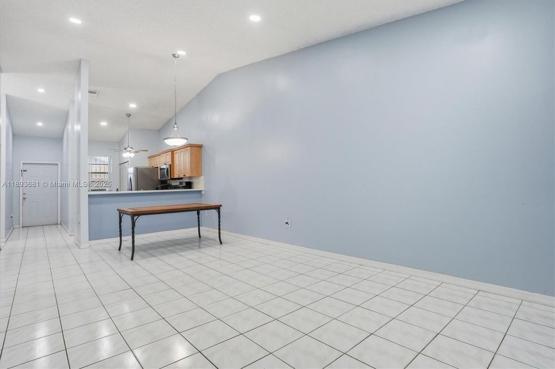 Active With Contract: $400,000 (2 beds, 2 baths, 1089 Square Feet)