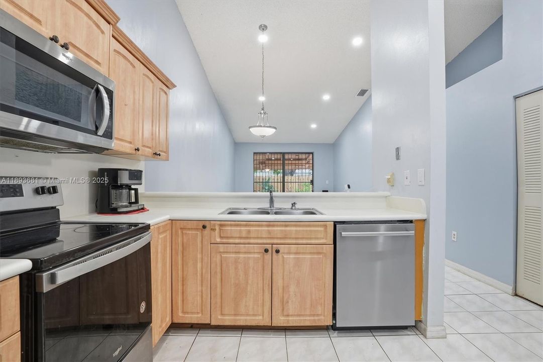 Active With Contract: $400,000 (2 beds, 2 baths, 1089 Square Feet)