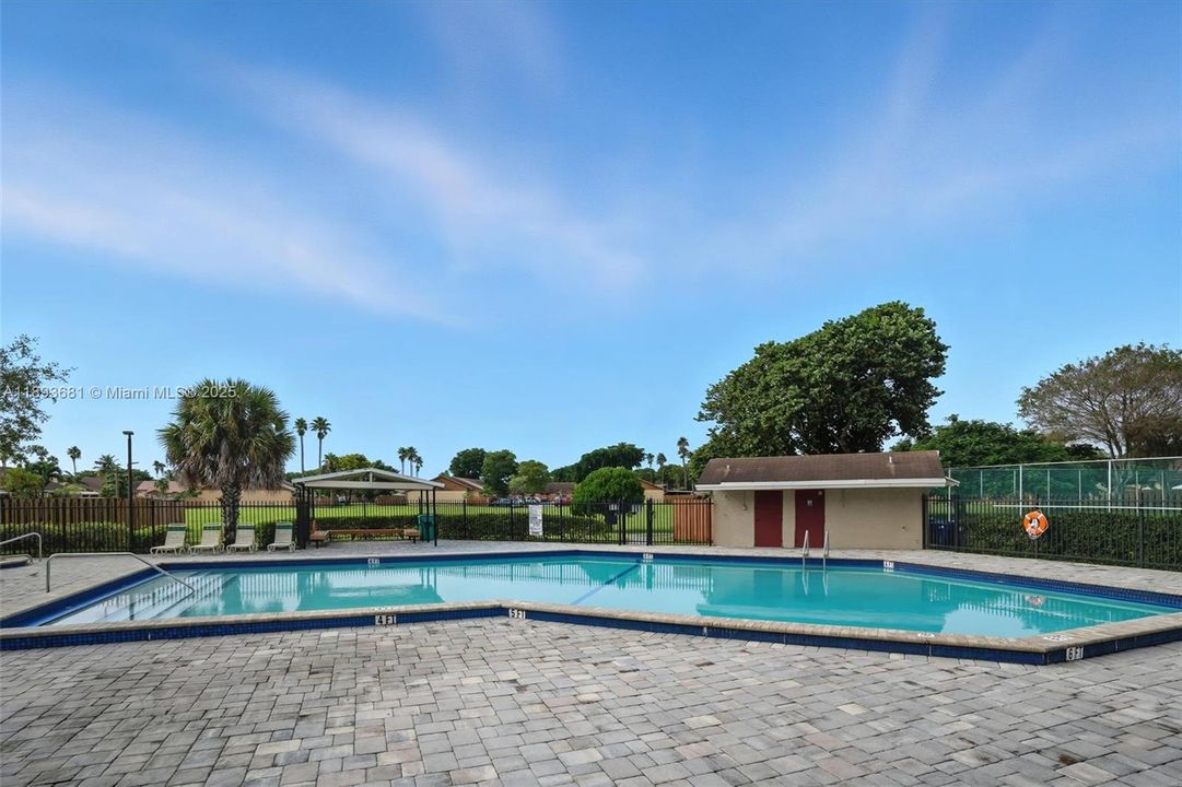 Active With Contract: $400,000 (2 beds, 2 baths, 1089 Square Feet)