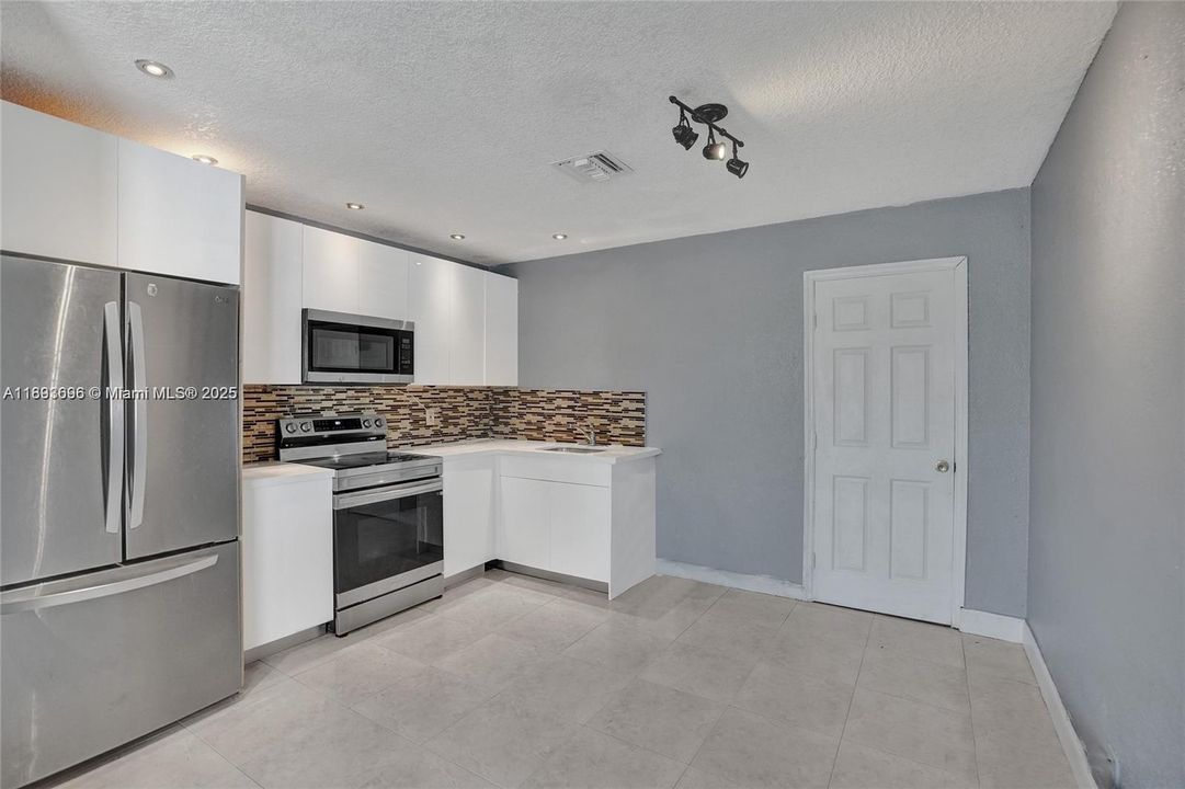 Active With Contract: $325,000 (2 beds, 2 baths, 1028 Square Feet)