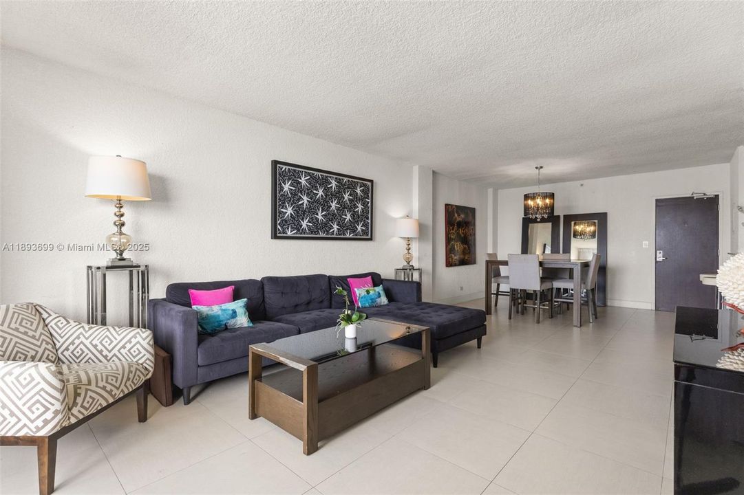 待售: $800,000 (2 贝兹, 2 浴室, 1088 平方英尺)