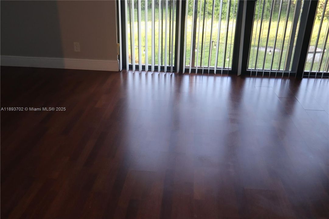 合同活跃: $2,890 (3 贝兹, 2 浴室, 1884 平方英尺)