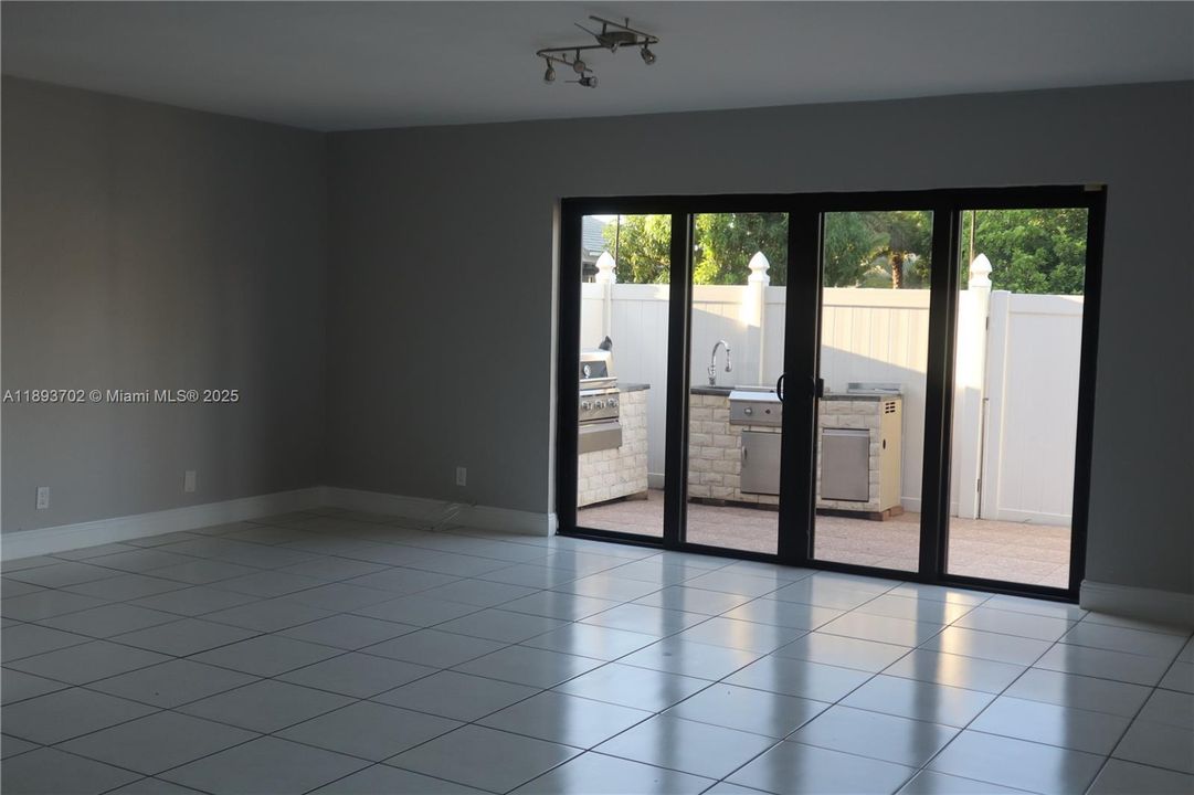 合同活跃: $2,890 (3 贝兹, 2 浴室, 1884 平方英尺)