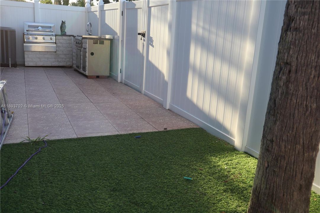 合同活跃: $2,890 (3 贝兹, 2 浴室, 1884 平方英尺)