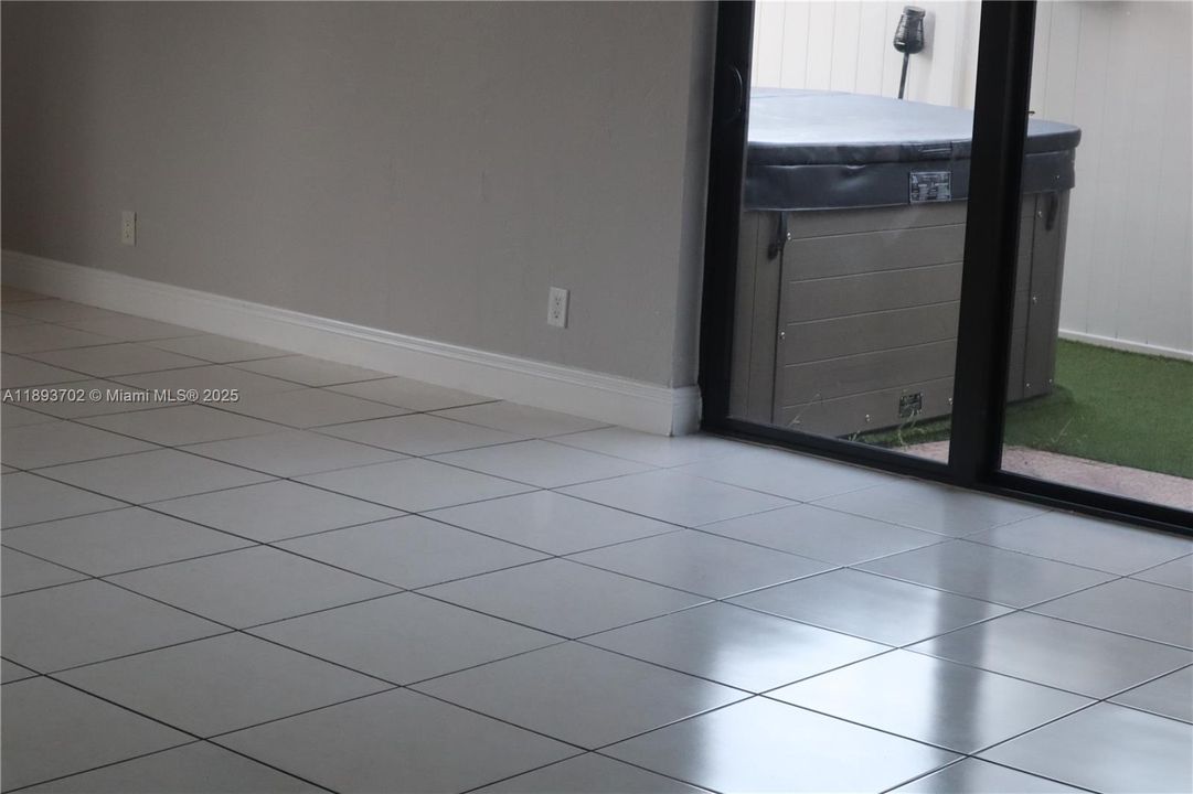 合同活跃: $2,890 (3 贝兹, 2 浴室, 1884 平方英尺)