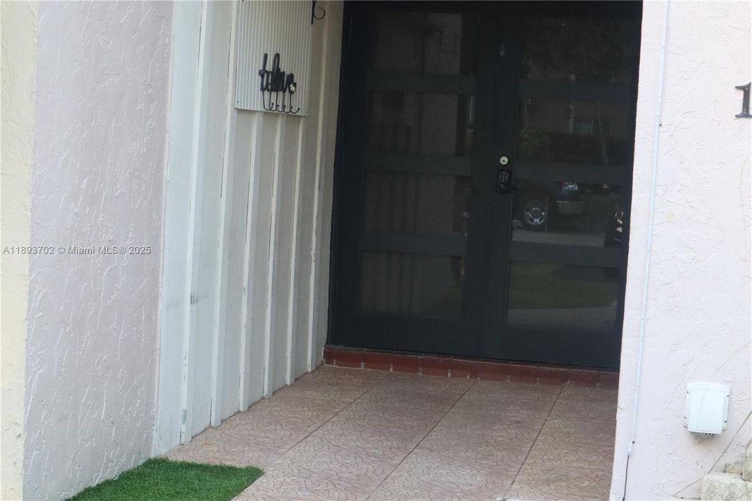 合同活跃: $2,890 (3 贝兹, 2 浴室, 1884 平方英尺)