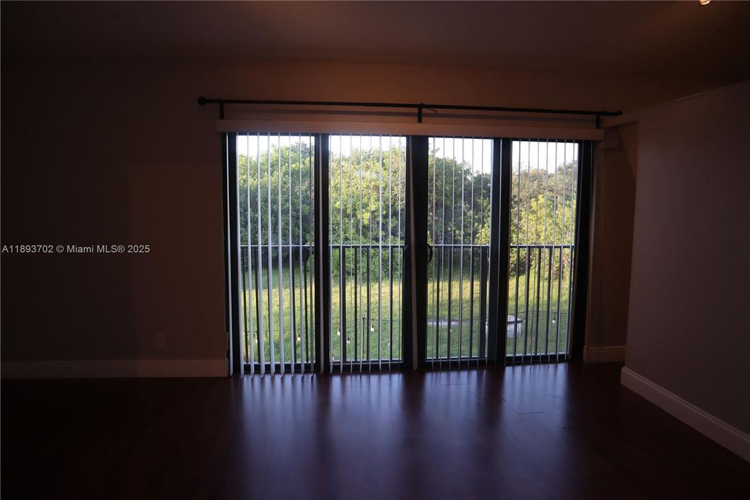 合同活跃: $2,890 (3 贝兹, 2 浴室, 1884 平方英尺)