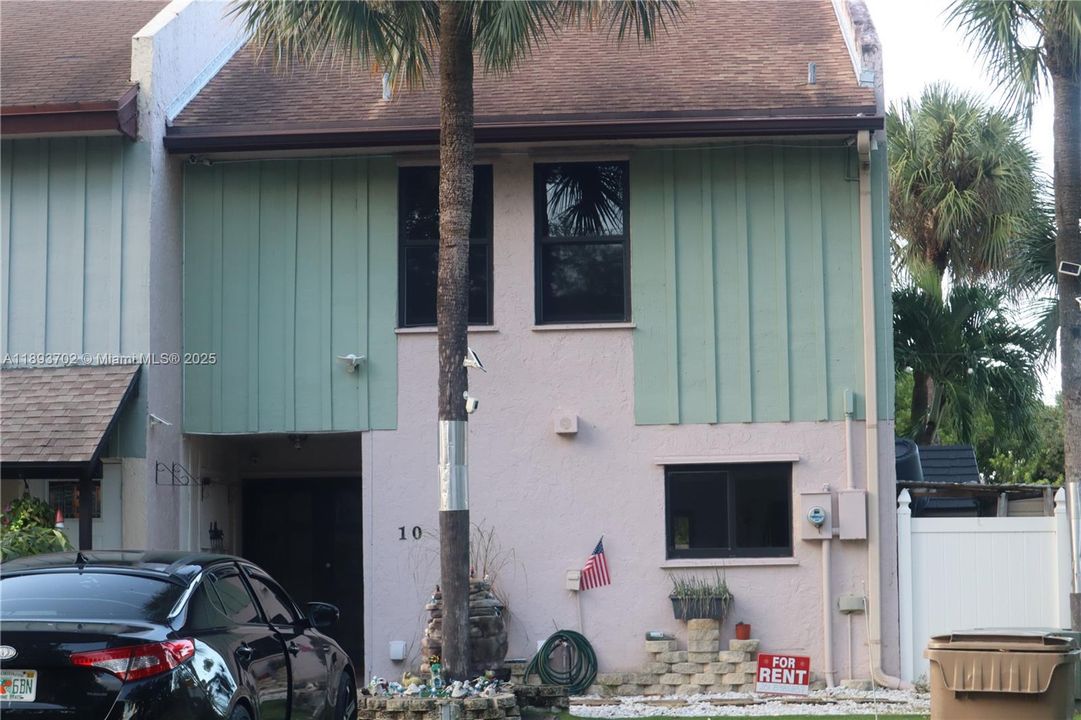 合同活跃: $2,890 (3 贝兹, 2 浴室, 1884 平方英尺)