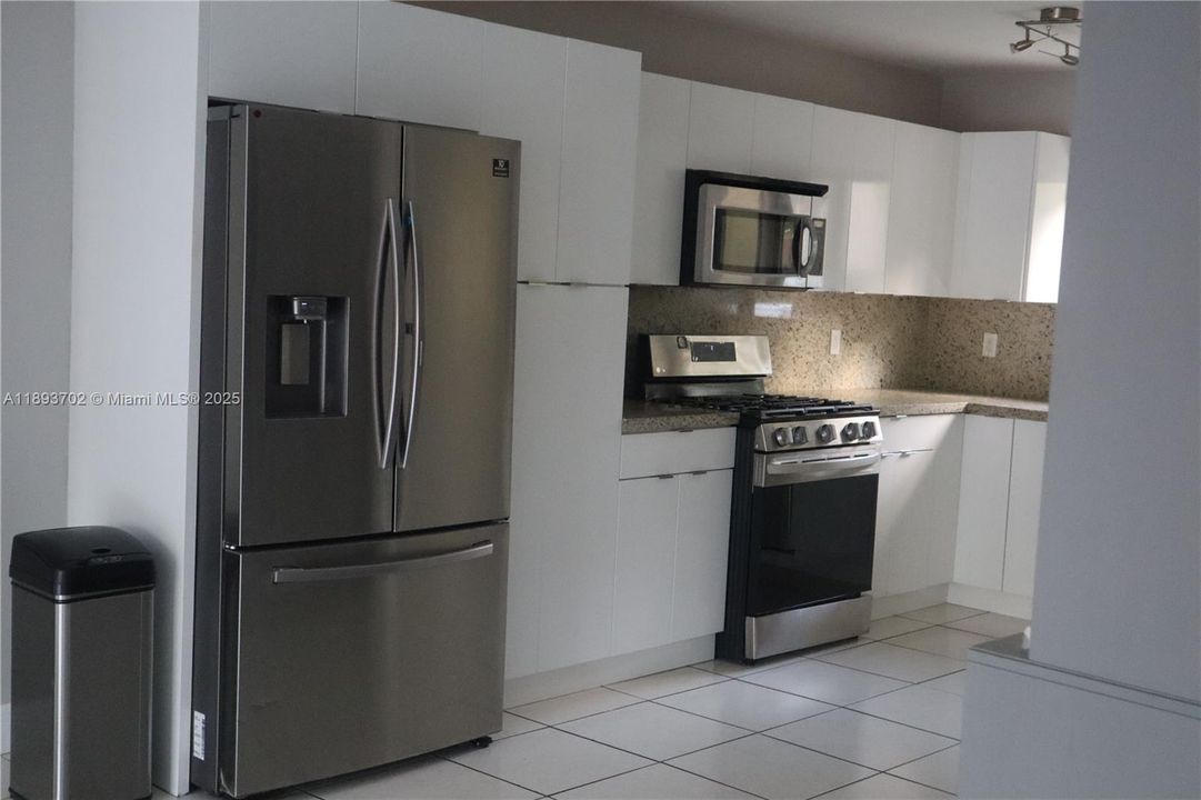 合同活跃: $2,890 (3 贝兹, 2 浴室, 1884 平方英尺)