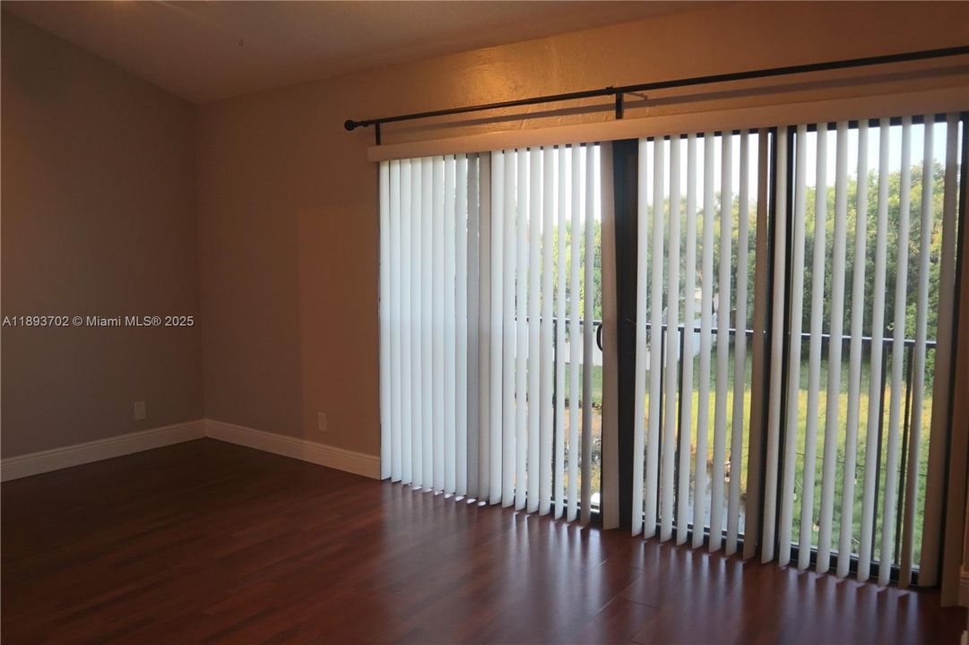 合同活跃: $2,890 (3 贝兹, 2 浴室, 1884 平方英尺)