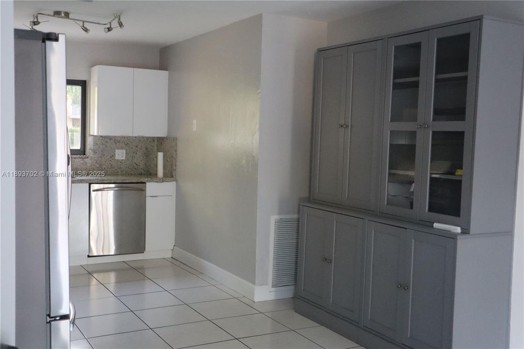 合同活跃: $2,890 (3 贝兹, 2 浴室, 1884 平方英尺)