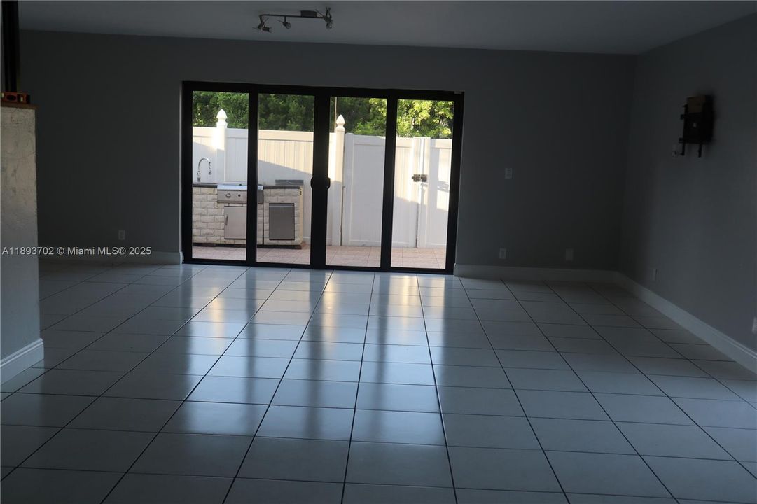 合同活跃: $2,890 (3 贝兹, 2 浴室, 1884 平方英尺)