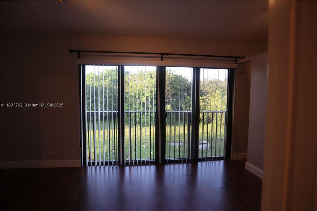 合同活跃: $2,890 (3 贝兹, 2 浴室, 1884 平方英尺)