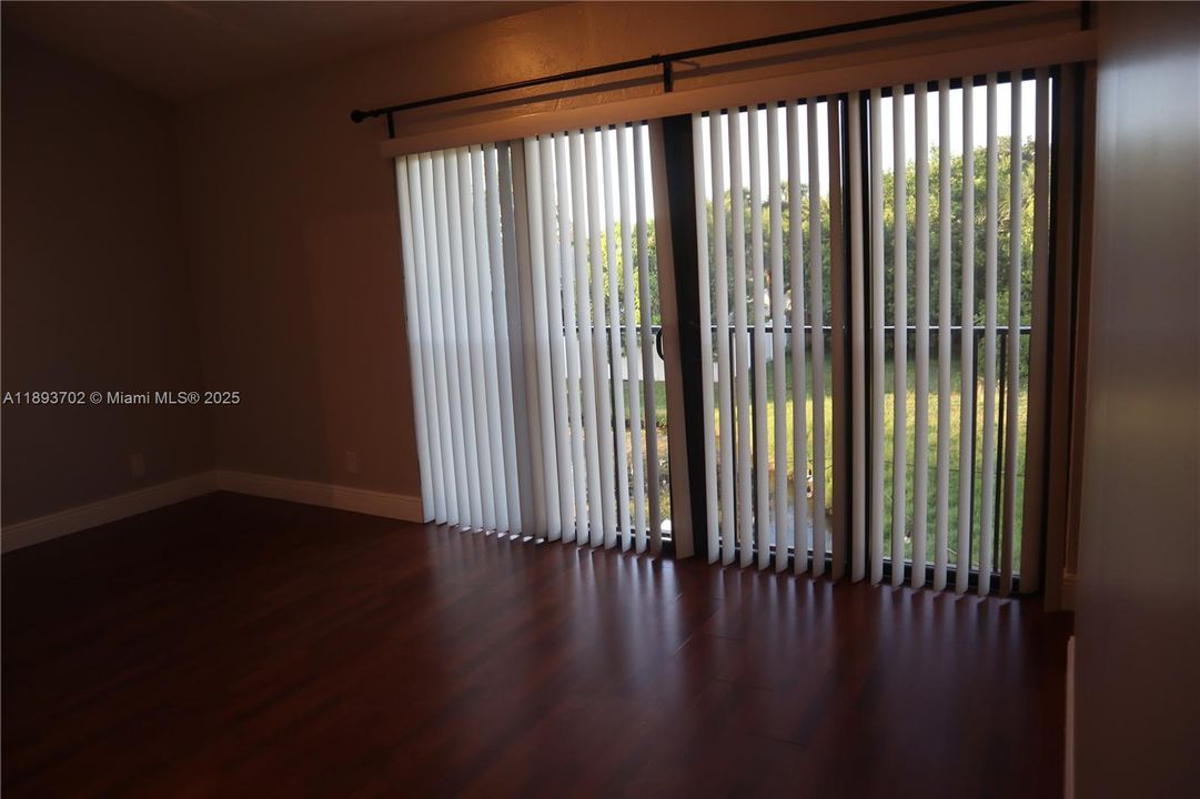 合同活跃: $2,890 (3 贝兹, 2 浴室, 1884 平方英尺)