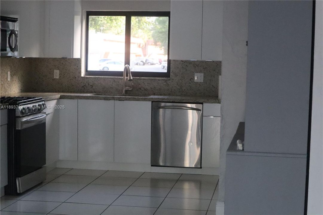 合同活跃: $2,890 (3 贝兹, 2 浴室, 1884 平方英尺)