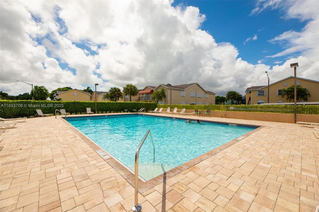 For Sale: $199,900 (3 beds, 2 baths, 1024 Square Feet)