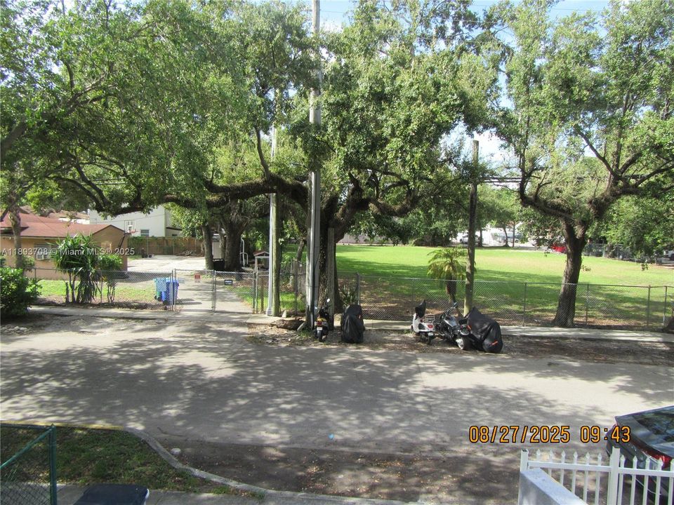 Под контрактом: $275,000 (2 спален, 2 ванн, 906 Квадратных фут)