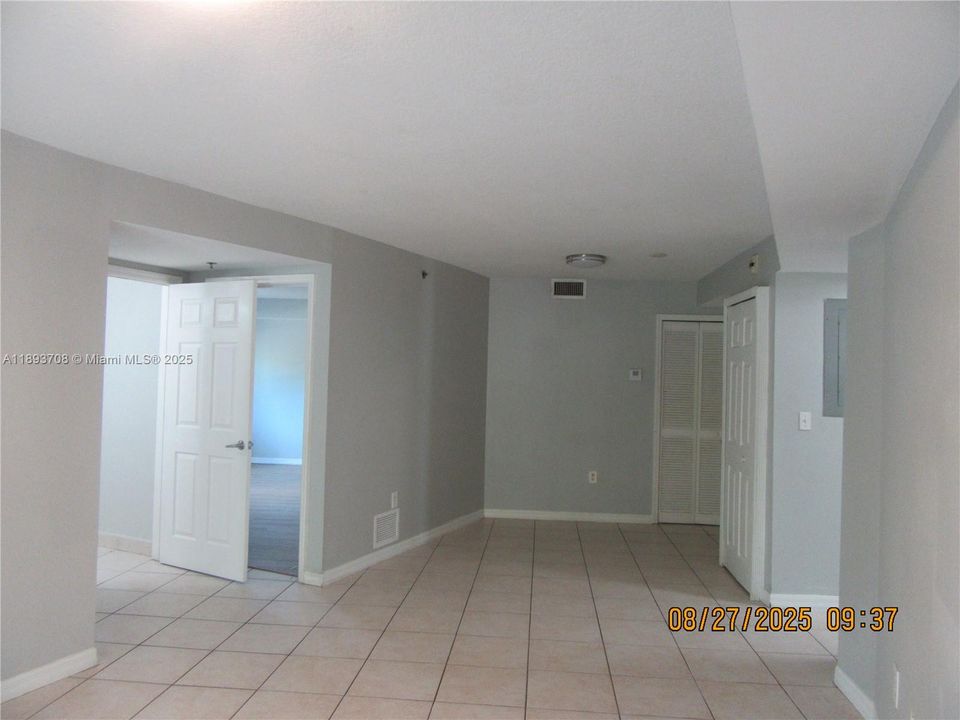 Под контрактом: $275,000 (2 спален, 2 ванн, 906 Квадратных фут)