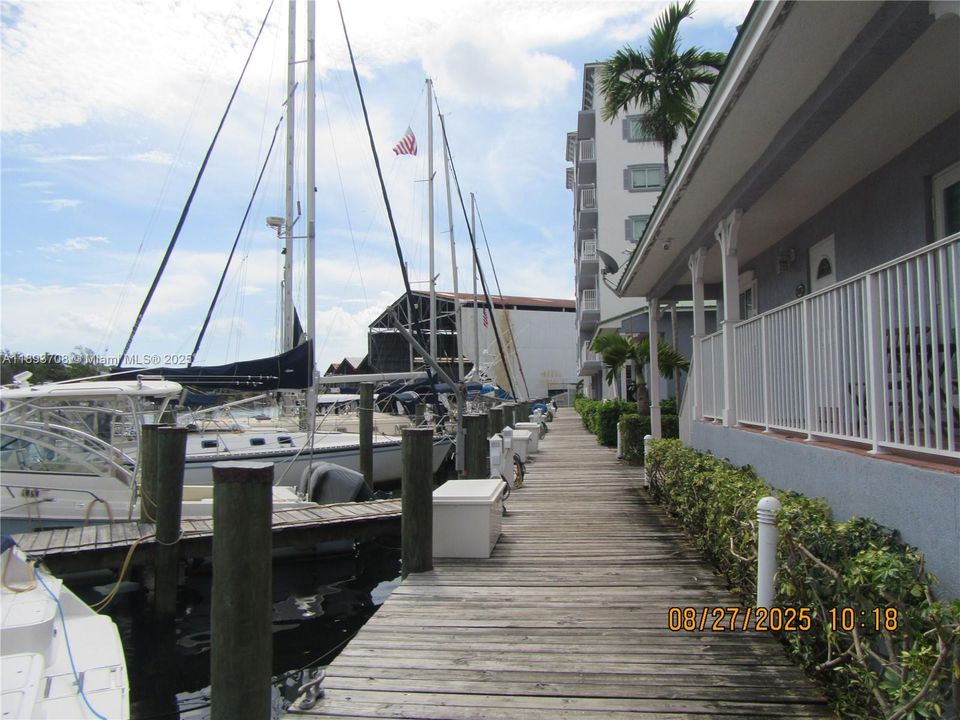 Под контрактом: $275,000 (2 спален, 2 ванн, 906 Квадратных фут)