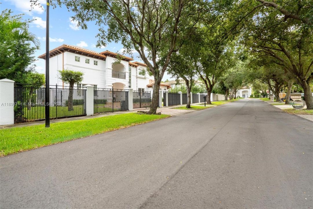 For Sale: $1,980,000 (5 beds, 6 baths, 3676 Square Feet)