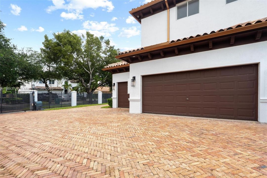 For Sale: $1,980,000 (5 beds, 6 baths, 3676 Square Feet)