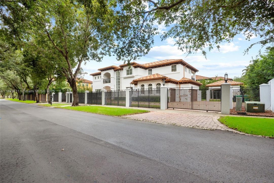 For Sale: $1,980,000 (5 beds, 6 baths, 3676 Square Feet)