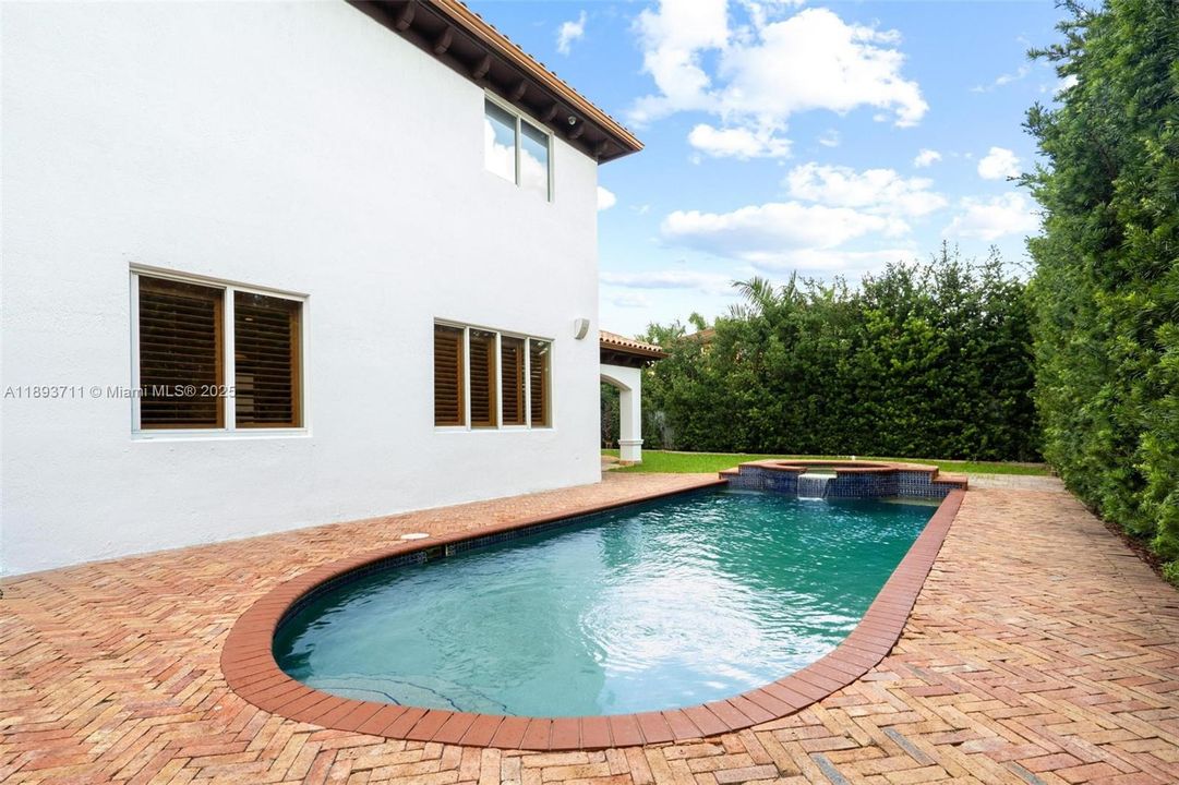 For Sale: $1,980,000 (5 beds, 6 baths, 3676 Square Feet)