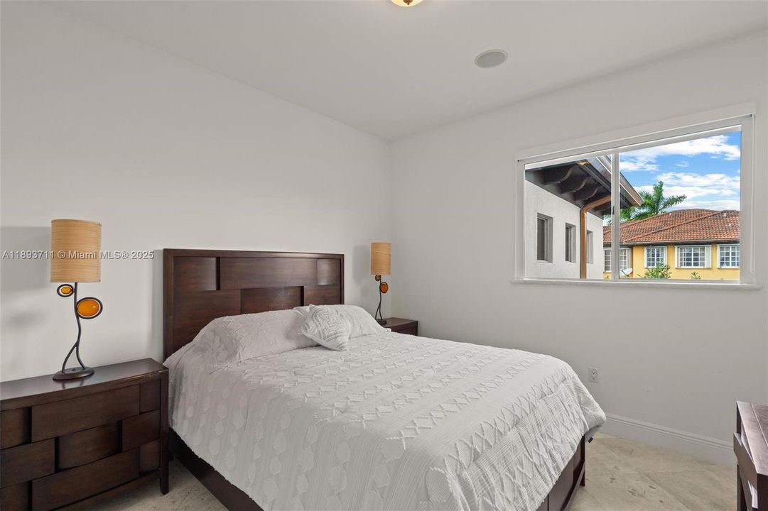 For Sale: $1,980,000 (5 beds, 6 baths, 3676 Square Feet)