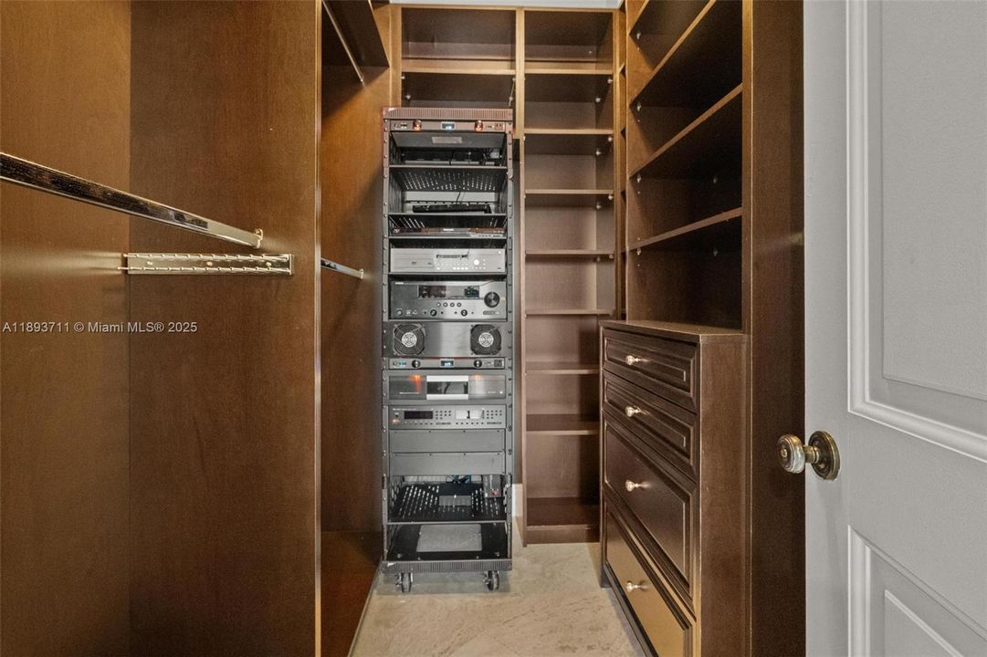 For Sale: $1,980,000 (5 beds, 6 baths, 3676 Square Feet)