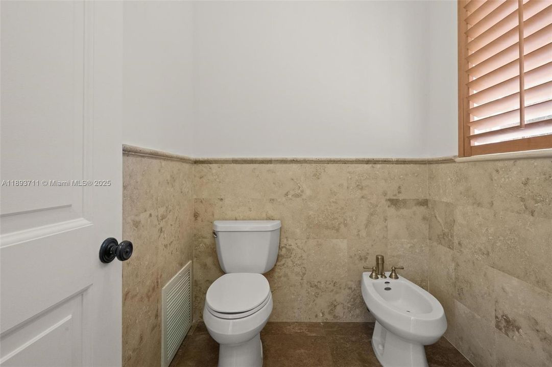 For Sale: $1,980,000 (5 beds, 6 baths, 3676 Square Feet)