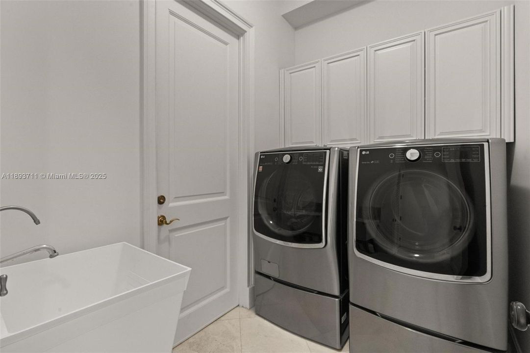 For Sale: $1,980,000 (5 beds, 6 baths, 3676 Square Feet)