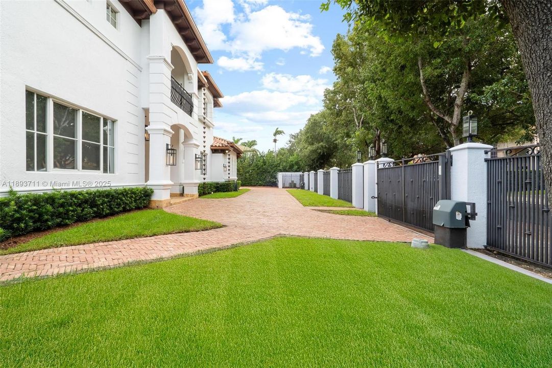 For Sale: $1,980,000 (5 beds, 6 baths, 3676 Square Feet)