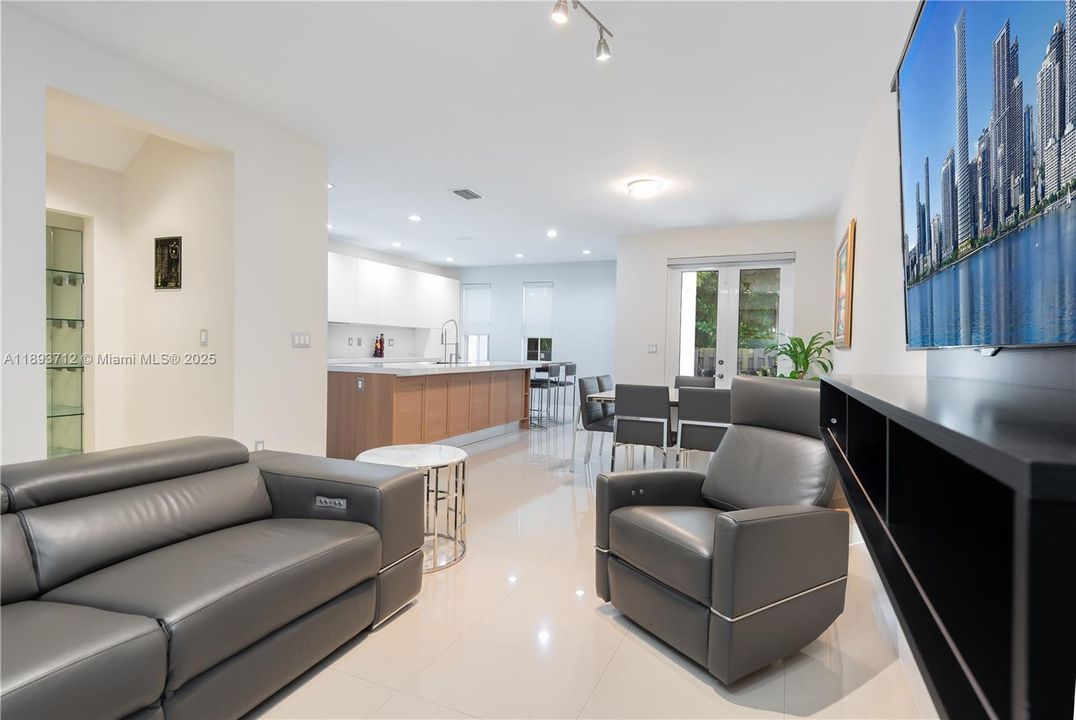 待售: $820,000 (3 贝兹, 3 浴室, 2062 平方英尺)