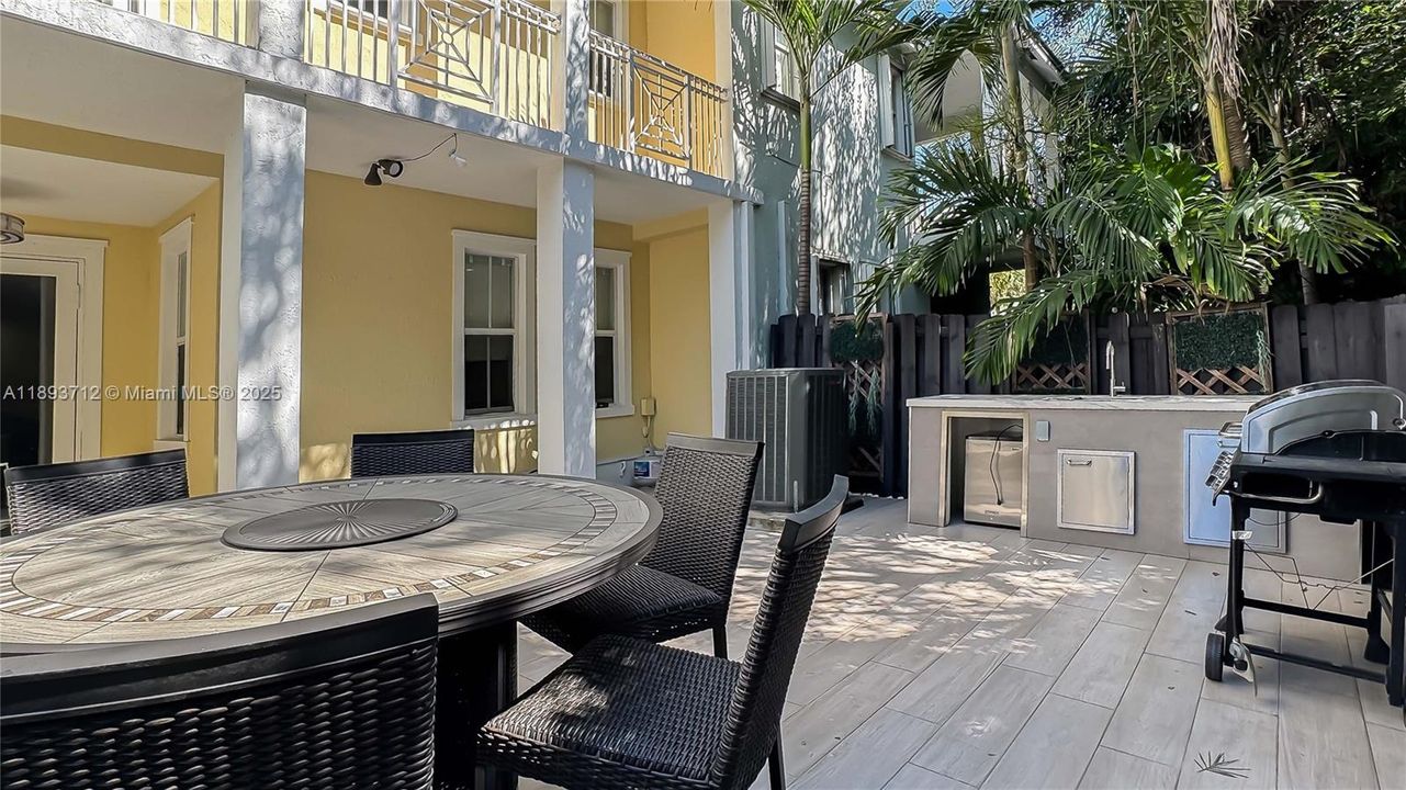 待售: $820,000 (3 贝兹, 3 浴室, 2062 平方英尺)