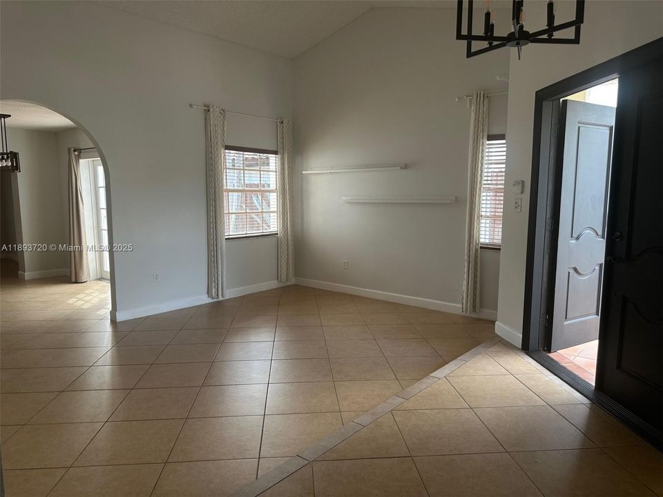 unfurnished living room