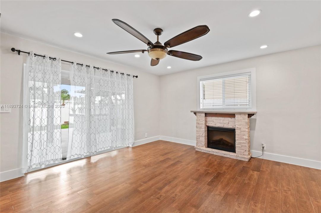 出租: $3,900 (3 贝兹, 2 浴室, 1624 平方英尺)