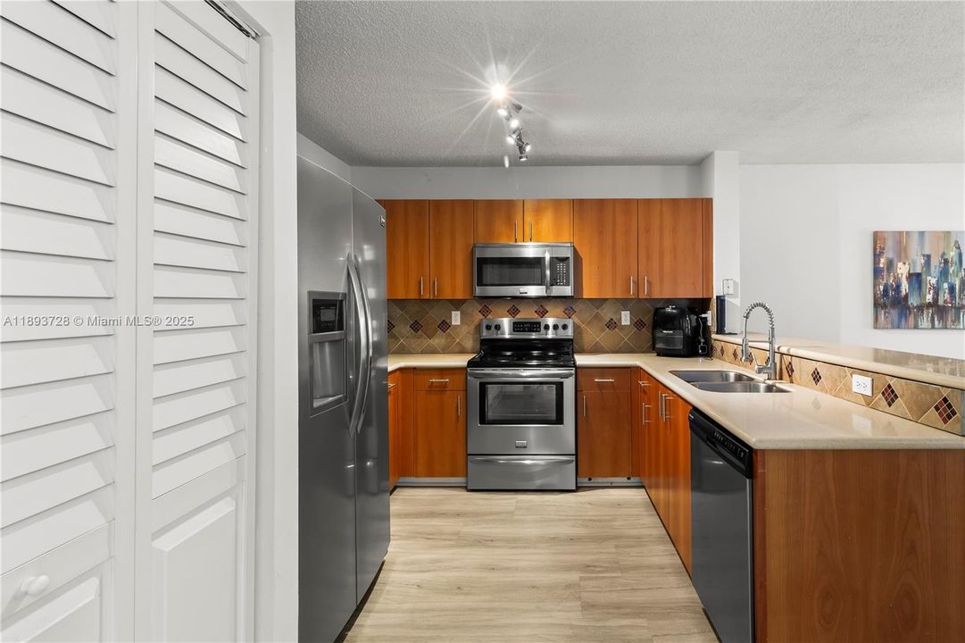 Recently Sold: $369,000 (2 beds, 2 baths, 1153 Square Feet)