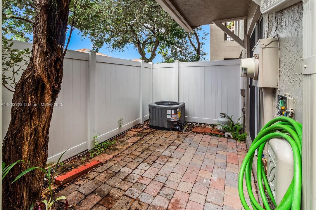 Recently Sold: $369,000 (2 beds, 2 baths, 1153 Square Feet)