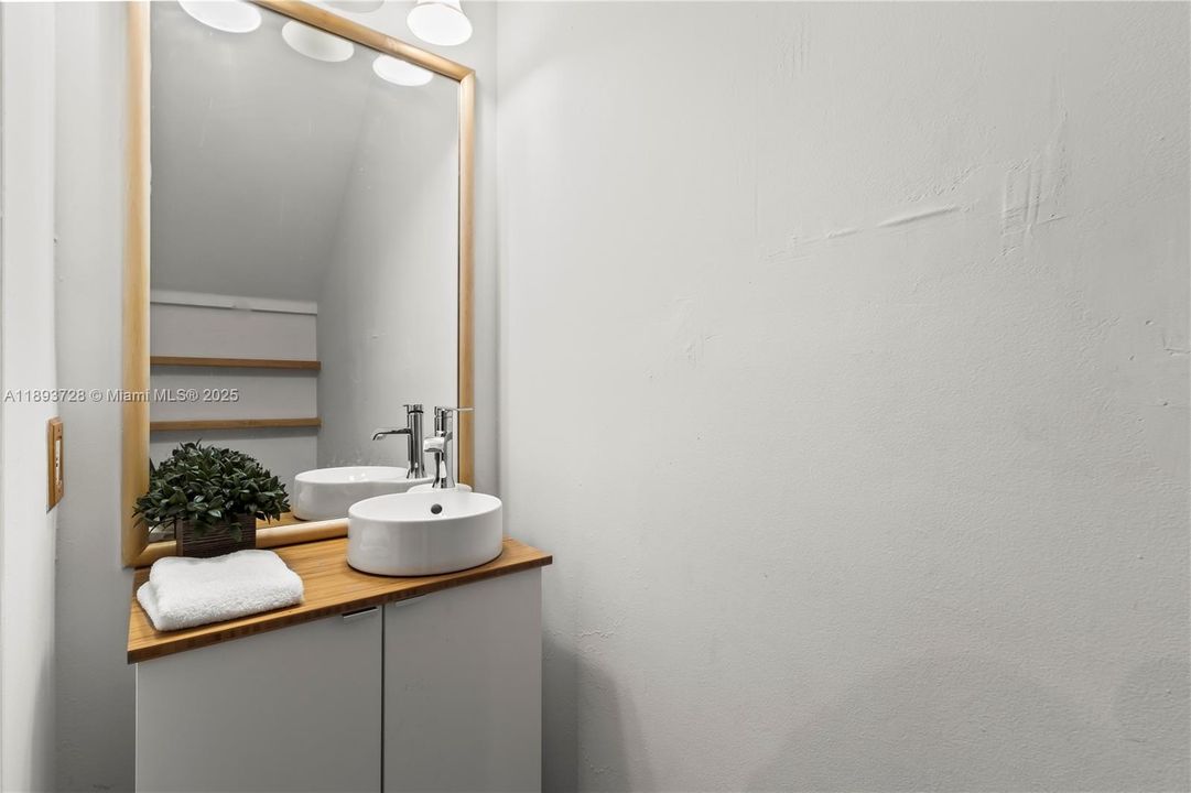 Recently Sold: $369,000 (2 beds, 2 baths, 1153 Square Feet)