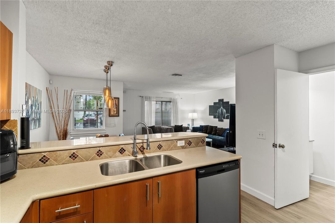 Recently Sold: $369,000 (2 beds, 2 baths, 1153 Square Feet)