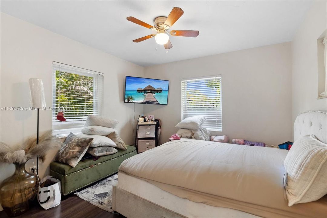 For Rent: $2,650 (2 beds, 1 baths, 950 Square Feet)