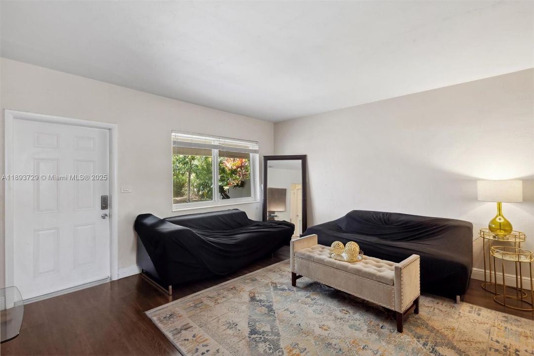 For Rent: $2,650 (2 beds, 1 baths, 950 Square Feet)